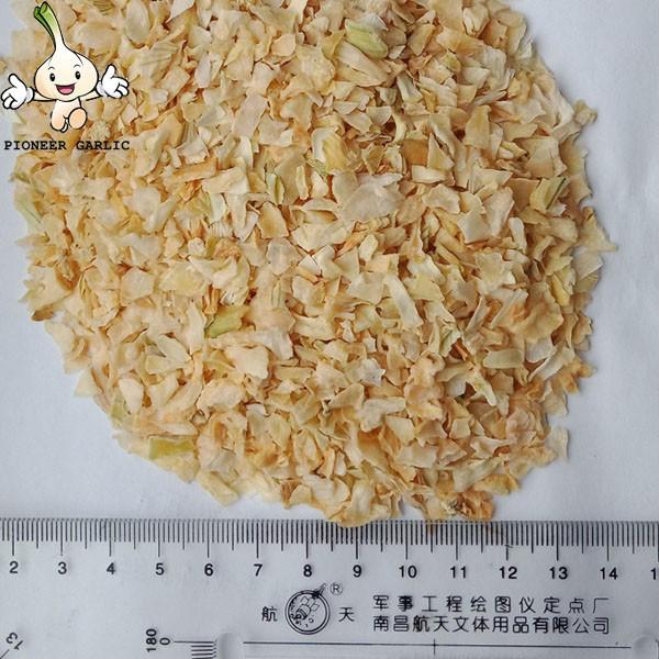 2022 New Crop Dehydrated Garlic Flakes Dried Garlic Flakes with root